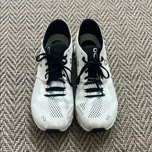 On Running White and Black Athletic Shoes Women’s Size 10 - Picture 2 of 6